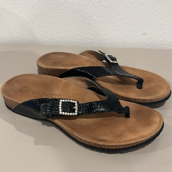 Vionic Shoes Size 8 - Picture 5 of 16